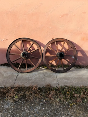 Vând roti de car , pot fi folosite ca și ornamente pentru pensiuni 