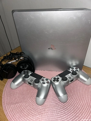 PlayStation 4 Slim cu două manete, casti sony si clblu de net 