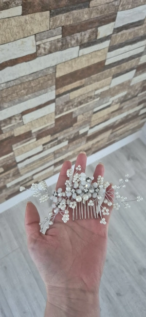 Accesoriu par mireasa argintiu, stil pieptene, cu flori din perle