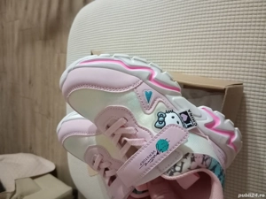 Adidași noi Hello Kity nr 31 si 36