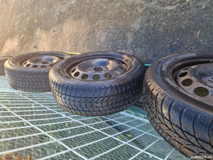 Vând set cauciucuri de iarna 205/55/16 cu capace,jenti tabla pentru skoda octavia