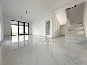 Duplex cu 5 camere, despartit prin camera tehnica, finalizat la asfalt
