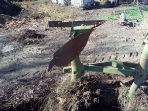 Vând utilaje agricole u 445 plug reversibil cu două trupițe și o remorcă cu o axă  - imagine 9