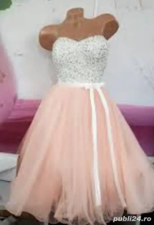 Titlu:   Rochie de ocazie scurtă roz pudră cu bust din paiete argintii, mărimea 36 38   
