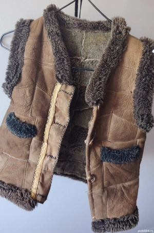 Vesta tradițională cusută manual...