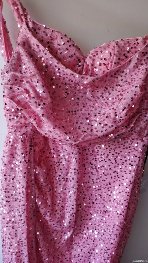 Rochie lunga roz cu paiete.