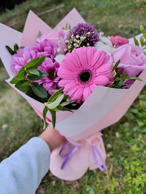 Petale de bucurie împletite in buchete și aranjamente florale ,unicat - imagine 2