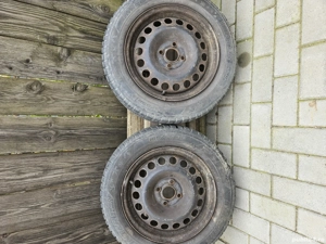 vând 2 roți jante +cauciucuri aproape noi jante 4 prezoane pe 15 cauciucurile de iarnă 185/65/15 - imagine 2