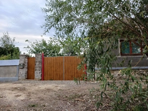 Casă la țară,  locuibila,  mobilată. 