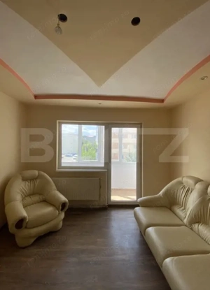 Apartament de 3 camere, 2 bai si balcon inchis, etaj intermediar