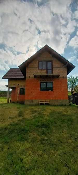 Vând casă cu mansardă la rosu. 