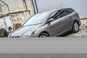Închiriez Ford Focus MK3   1.0 EcoBoost, benzină, foarte economică și confortabă.