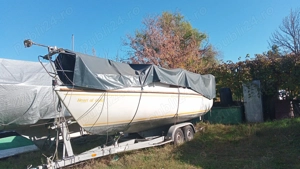 Barca cu vele si motor