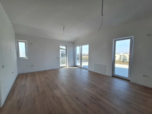 Terasa generoasa. Decomandat. Dormitor matrimonial cu baie proprie.