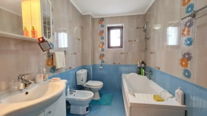 Casă modernă cu 5 camere și 5 băi   eleganță și confort în inima stațiunii Predeal - imagine 4