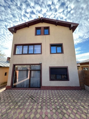 Casă de vânzare + 2 spații comerciale funcționale + foișor acoperit - imagine 2