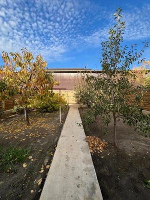 Casă de vânzare + 2 spații comerciale funcționale + foișor acoperit - imagine 4