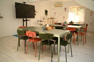 Închiriez săli de clasă complet mobilate 