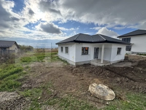 Casa parter , 81 mp utili , terasa + carport , zona Plopeni 