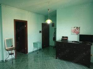 Închiriez vând garsonieră MARE în Cosmopolis