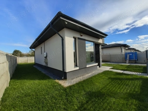 Casă parter   3 camere, 2 băi, pompă de căldură și panouri solare