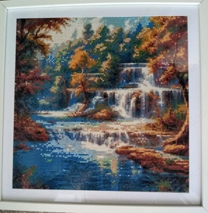 Tablou Diamond Painting 40x40   Peisaj de Toamnă cu Cascadă, lucrat manual, cu ramă