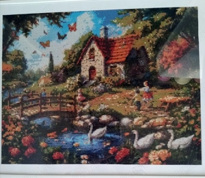 Tablou Diamond Painting 40x50   Peisaj rustic cu căsuță, lac și lebede, lucrat manual, cu ramă