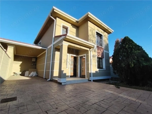 Duplex separat prin garaj - asfalt - panouri fotovoltaice - zona excelenta - toate utilitatile.