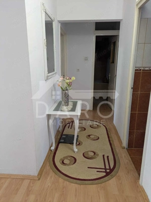 Vând apartament 3 camere – ideal pentru locuință sau cabinet medical –