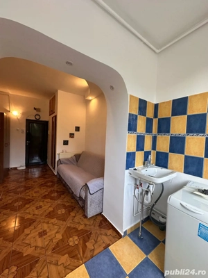 Vânzare garsonieră, realizată dintr-o cameră de cămin.