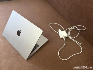 Laptop Apple MacBook Air 13" cu procesor Apple M2, 8 nuclee CPU si 8 nuclee GPU, 16GB RAM, 256GB SSD