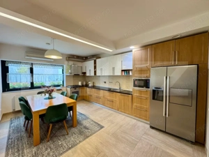 Vilă modernă de lux în zona Piața Cipariu – 3 camere, curte privată