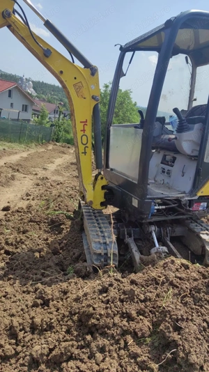 Execut lucrari cu miniexcavator