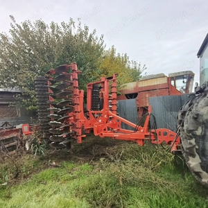 Vând tractor John Deere cu plug, scarificator și două discuri - imagine 4