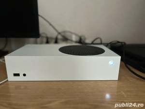 Xbox Series S si Playstation 4 Slim