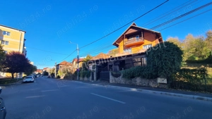  Casă + spațiu comercial de vânzare în Curtea de Argeș.