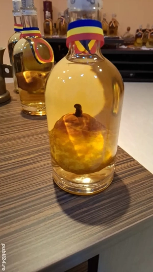 palinca din pere cu para in sticla - imagine 4