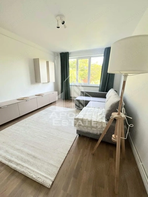 Apartament cu 3 camere, renovat, decomandat, zona Lipovei