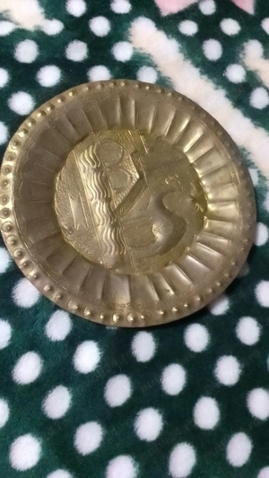 Farfurii de bronz de perete