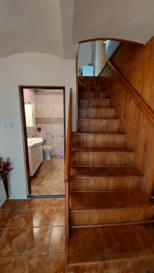Se ofera spre vinzare apartament cu 3 camere,bucatarie,baie,pivnita,pod.