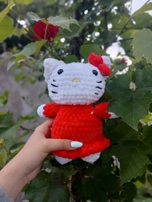 Hello Kitty croșetată manual
