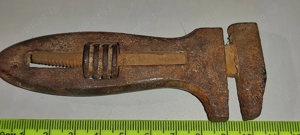 Pentru colectionari  - Mini cheie franceza vintage ( model rar )  lungime totala 10.5 cm  este gripa