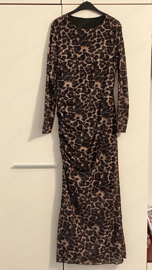 Rochie lungă, deosebită, nouă 
