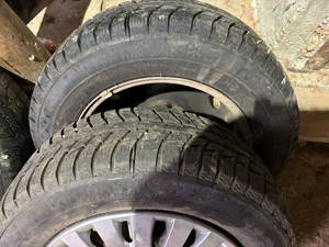 Vând set cauciucuri 195/65 R15 cu jante de tablă și capace stare bună