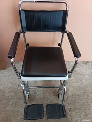 vând scaun și cărucior pentru persoane cu dizabilități și mobilitate redusă în stare bună de utiliza