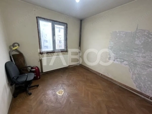 Apartament semidecomandat 2 camere balcon etaj 2 zona Negoiului - imagine 3
