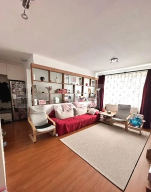 Apartament spațios 3 camere, balcon și parcare, etaj 3/3, zona Stadionului.