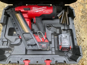 Pistol de cuie Milwaukee M18 FUEL Li-Ion + Baterie