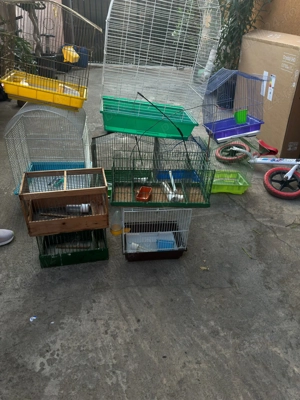 Vând colivii diferite modele ,folosite puțin, aproape noi.