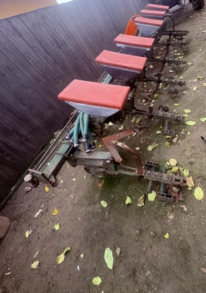 Vând prășitor funcțional cu cutii de îngrăsaminte